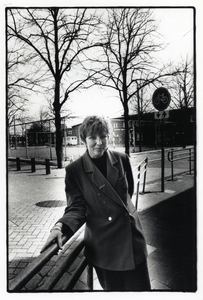 402415 Portret van Geertje Raadsveld die na twaalf en een half jaar afscheid neemt als opbouwwerkster in de Betonbuurt ...